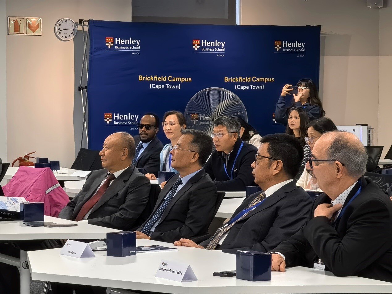 A group of chinese and South African academic in a conference on Henley Business School's Cape Town campus